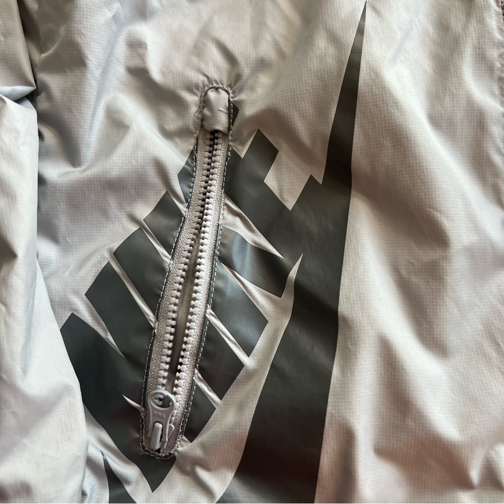 Nike Gray Windbreaker Jacket Lightweight Athletic Wear - Picture 2 of 6
